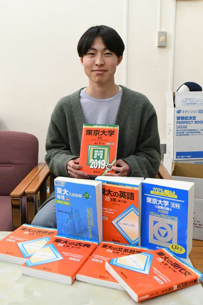 受験期に使用した参考書を手に合格の喜びを語った酒田さん