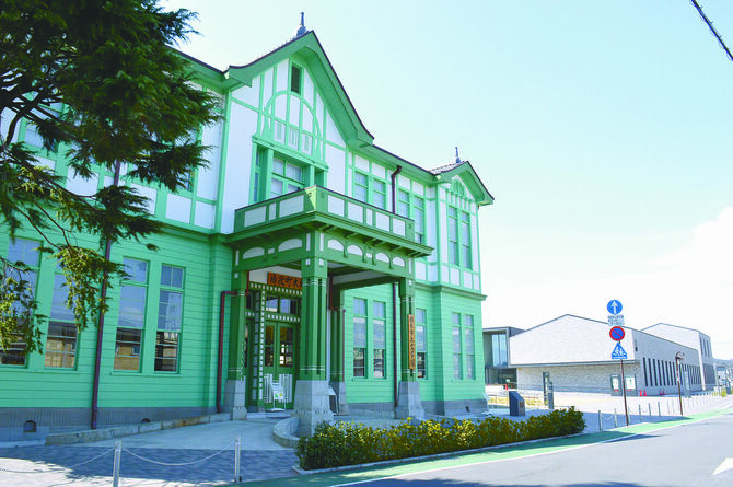　　　　　　　　栃木市立文学館と隣接する市立美術館（写真奥）
