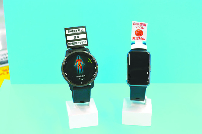 毎日の健康管理をサポート。頼れる「HUAWEI WATCH FIT」㊨、豊富なトレーニング機能と最新のヘルス機能を備えた「GARMIN VENU2」