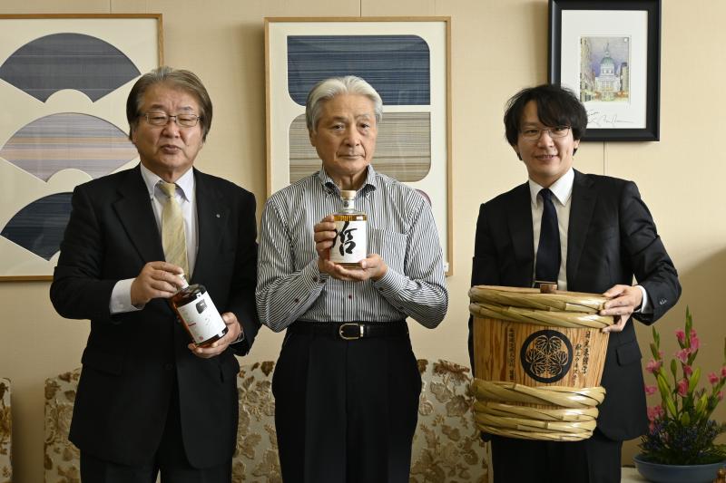 小山の西堀酒造が知事表敬 日光杉活用の「日光東照宮御神木・杉和樽