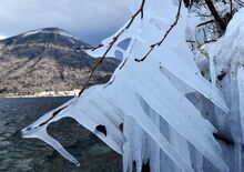 厳寒の芸術「しぶき氷」出現　日光の中禅寺湖畔【動画】