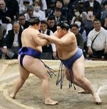 大の里、9連勝でトップ維持