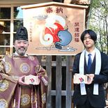 足利の伊勢神社に「巳」の大絵馬　デザインは専門学校生、「平和な年に」思…