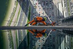 手が離せません