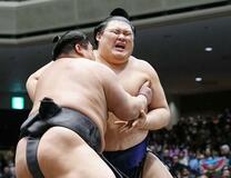 大里、天覧相撲で完敗