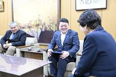 藤岡町商工会が赤麻小に備品寄贈 