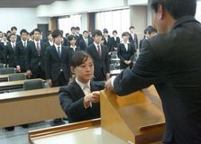足銀、栃銀が入行内定式／地域経済に貢献誓う