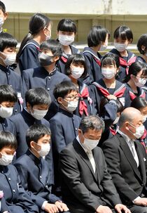 中学校で入学式