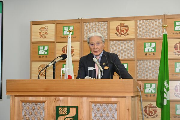 定例記者会見に臨む福田知事＝２日午後、県庁