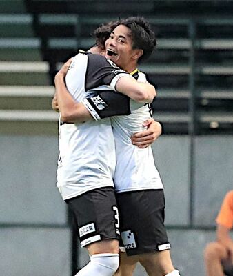 後半７分、先制のゴールを決め、抱き合って喜ぶ栃木ＳＣのＭＦ川名（右）＝レゾナックドーム大分