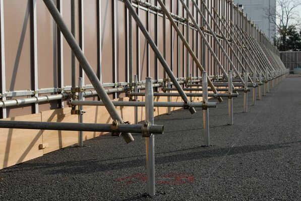 工事現場の足場を支える「くい丸」（くい丸提供）