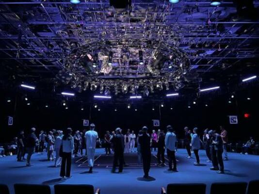 　「ＫＡＧＡＭＩ」の上演風景＝２０２６年、香港（ｖｉａ　Ｔｉｎ　Ｄｒｕｍ）