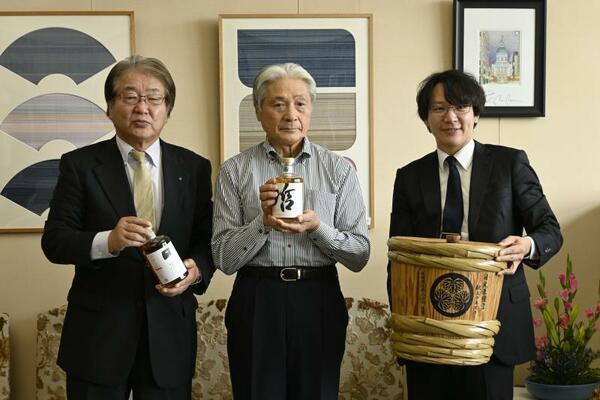 福田知事（中央）に日光杉並木街道の杉材を活用したウイスキーの説明をした西堀社長（左）ら＝１０日午後、県庁