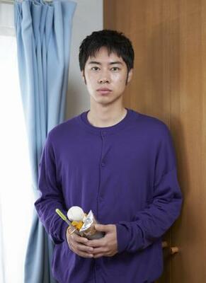 演出助手の青年を演じる戸塚純貴