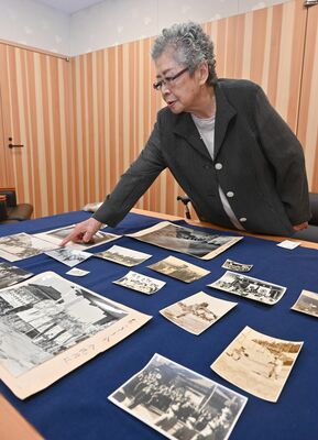 写真の説明をする田辺さん