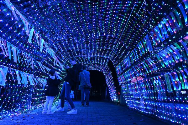 園児たちの「ねがい」が一面に飾られた「光のトンネル」