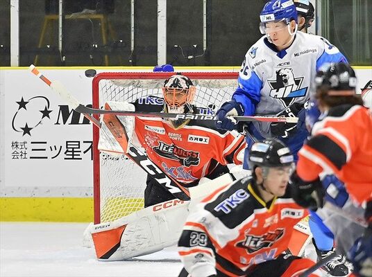 第１ピリオド５分、相手の攻撃を必死に防ぐバックスのＧＫ福藤（左）＝日光霧降アイスアリーナ