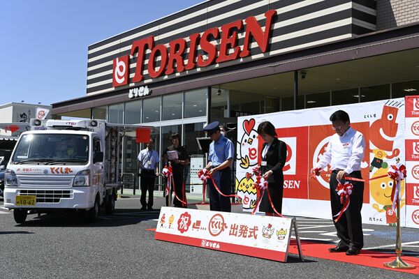 テープカットを行う関係者