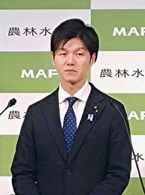 　全国地方新聞社連合会との会見に出席した鈴木農相＝２２日午後、農水省