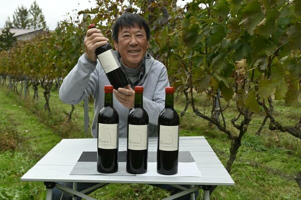 西畑さんが発売した赤ワイン「シオヤメルロー」