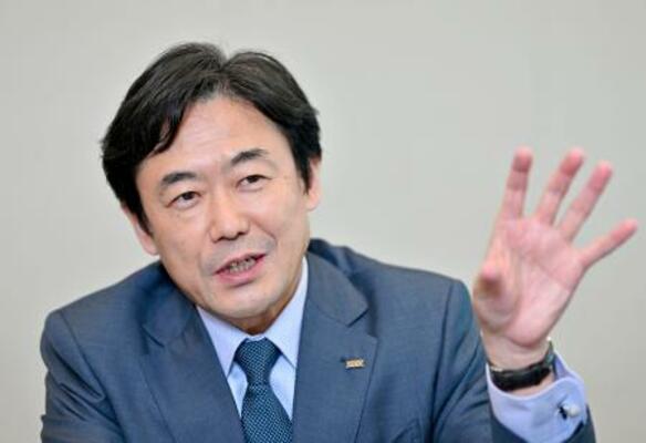 インタビューに答えるKDDIの松田浩路社長