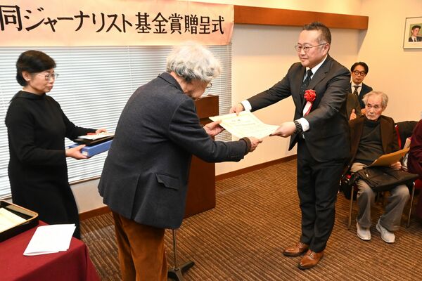 贈呈式で賞状を受け取る山崎報道部長(左から3人目)=13日午後、東京都千代田区