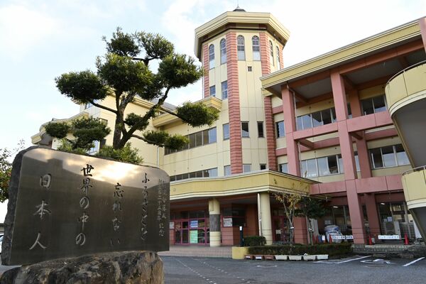 洋風の近代建築をコンセプトに建てられた千塚小の校舎。手前の石碑には教育指標が刻まれている