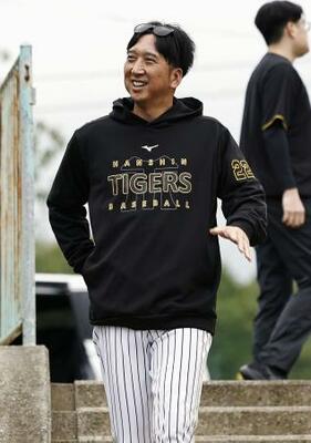 プロ野球キャンプ初日、笑顔で球場に向かう阪神・藤川監督=1日、沖縄県宜野座村
