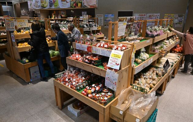 地元産の新鮮な野菜などが充実する農産物直売所