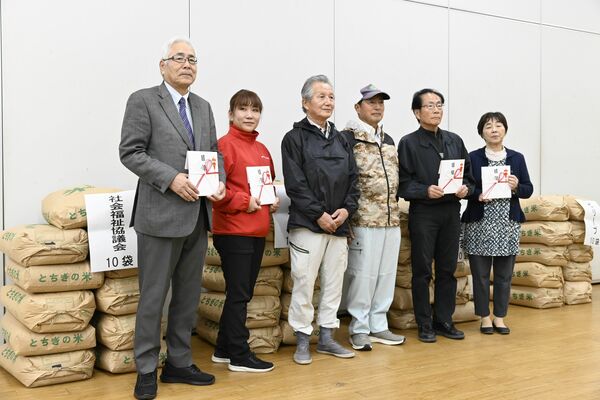 道の駅思川で行われたコメの贈呈式