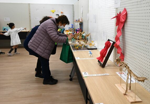 展示された折り紙の作品に見入る来場者