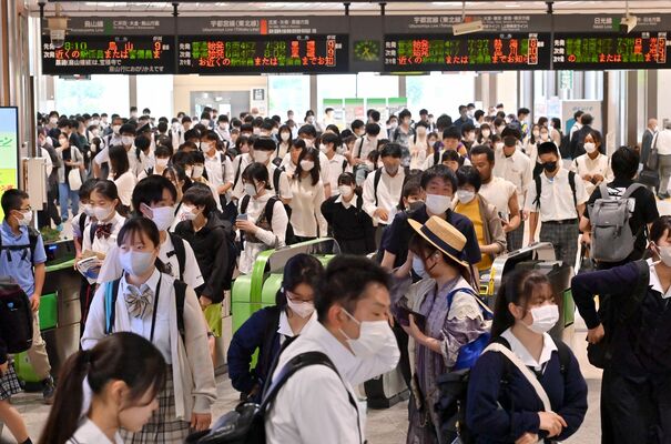 通勤・通学者で混み合うＪＲ宇都宮駅。県内では活性化する地域と衰退が進む地域の二極化が続いている＝８日午前７時25分、宇都宮市川向町