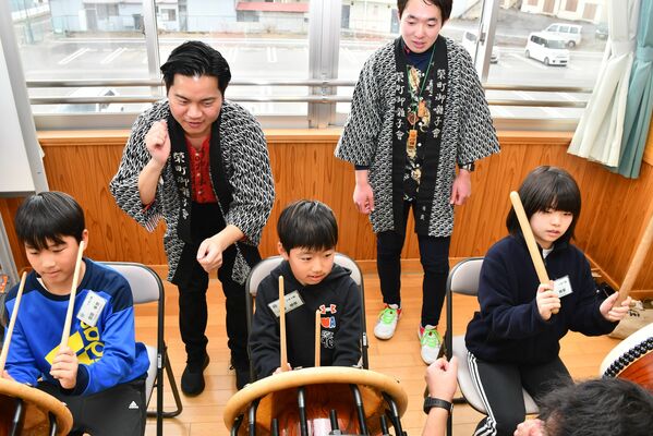 太鼓の演奏を体験する児童