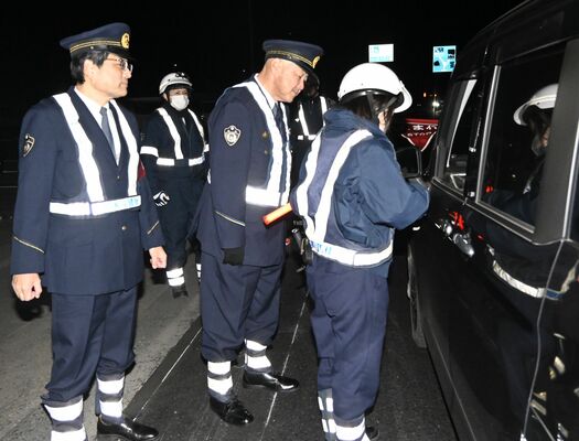 検問を巡視する高橋交通部長(左)と中島那珂川署長(中央)=12日午後7時半、那珂川町北向田