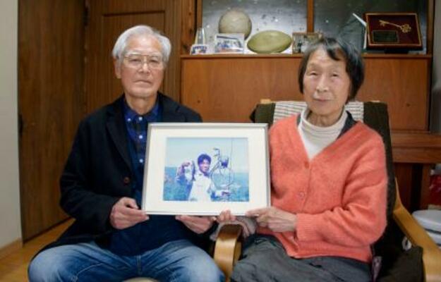 　服部剛丈さんの写真を持つ母美恵子さん（右）と父政一さん＝１３日、名古屋市