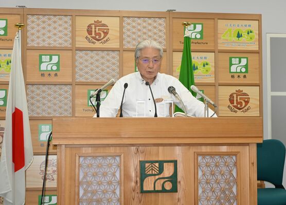 定例記者会見に臨む福田知事＝26日午後、県庁