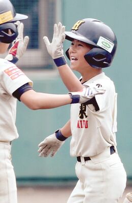 壬生東クラブ（壬生）－栃木ボーイズ（栃木）準々決勝　壬生東クラブ４回１死、右中間本塁打を放った山川が次打者・星野と笑顔でハイタッチ＝システム興産スタジアム