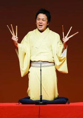 　「公推協杯　全国若手落語家選手権」の第３回予選に参加した三遊亭ぐんまさん＝２８日夜、東京都品川区