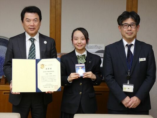 佐藤市長（左）に報告した斉藤さん（中央）