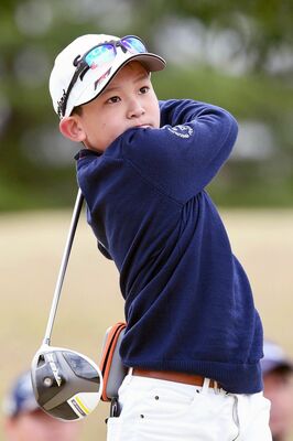 小学４～６年　３アンダー、６９で優勝した関（茨城・石岡）の１０番のティーショット