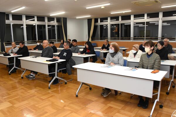 「深川の雪」の競売出品を受けて開かれた歌麿を活かしたまちづくり協議会の臨時理事会＝13日午後６時20分、栃木市入舟町