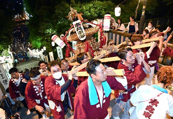 宇都宮二荒山神社の石段を威勢よく上るみこし＝15日午後８時５分、宇都宮市馬場通り１丁目