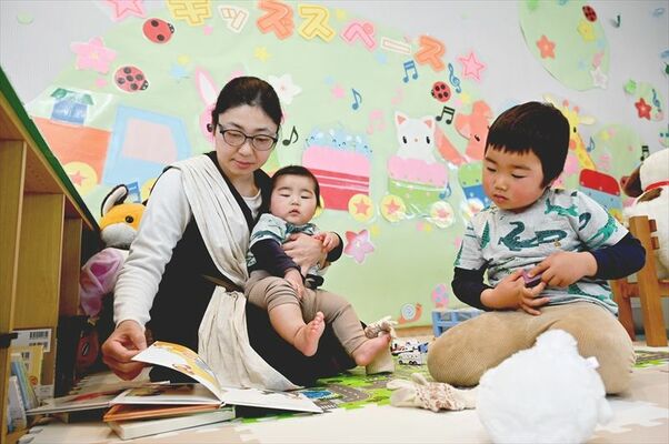 新設のキッズスペースを利用する親子