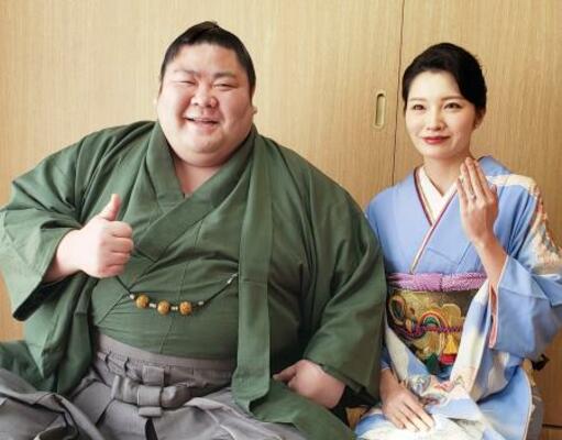 　埼玉県草加市の追手風部屋で写真に納まる剣翔（左）と祐華さん＝９日