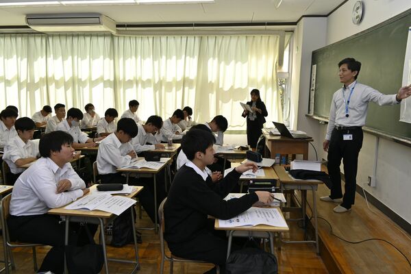 足銀の田野次長（右端）の授業に耳を傾ける真岡高の生徒＝15日午前、真岡市