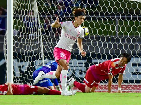 前半、先制ゴールを決めて駆け出す栃木ＳＣのＭＦ森＝鹿児島市の白波スタジアム