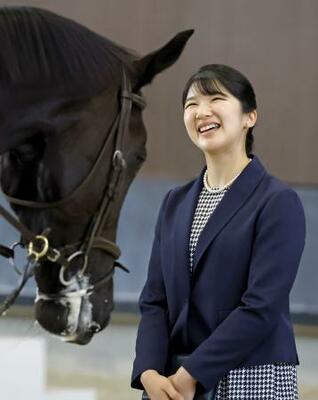 　第５０回愛馬の日のイベントを視察される愛子さま＝２３日午後、東京都世田谷区の馬事公苑