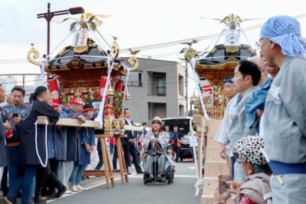　祭りのみこしに囲まれる真矢＝神奈川県秦野市
