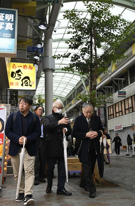 幅広い業種の店が建ち並ぶ赤羽スズラン通り商店街