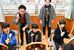 太鼓の演奏を体験する児童